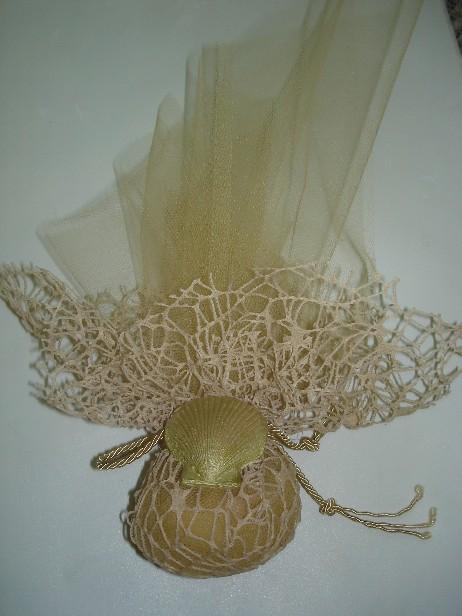Μπομπονιέρα γάμου καλοκαιρινή σε πουγκί δίχτυ με αχοιβάδα