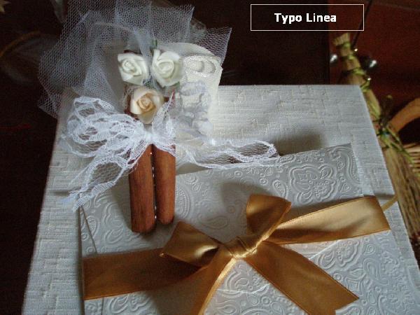 Γάμου μπομπονιέρα κρεμαστή με κανέλες και λουλούδια με δέσιμο δαντέλα