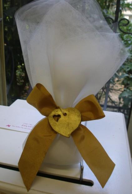 Τούλινη μπομπονιέρα γάμου δέσιμο γραβάτα με καρδιά πορσελάνινη