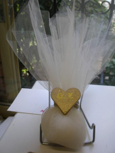 Μπομπονιέρα γάμου τούλινη λευκή με καρδιά χρυσή και μονογράμματα