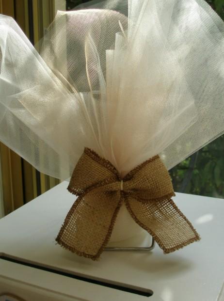 Γάμου μπομπονιέρα τούλινη με δέσιμο φιόγκο λινάτσας με χρώμα τελείωμα