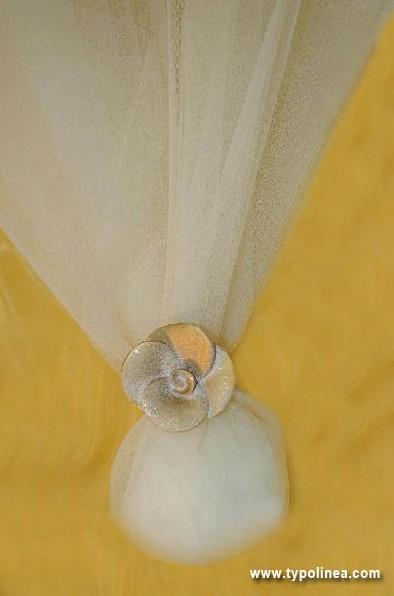 Μπομπονιέρα γάμου τούλινη με πορσελάνινο λουλούδι και οικονομική