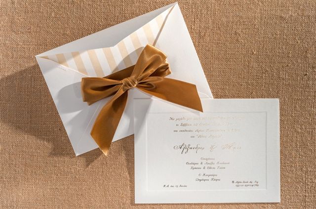 Πρόσκληση γάμου με δέσιμο σατέν κορδέλα σε φάκελο μεγάλο με μύτη