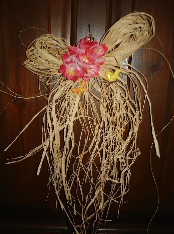 Φιόγγος από χόρτο ράφια με κρεμαστά αυγά και λουλούδι
